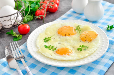Яичница с сыром на сковороде