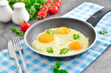 Яичница с сыром на сковороде