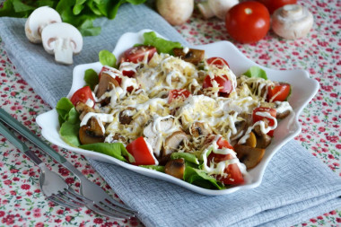 Салат с куриной грудкой и шампиньонами