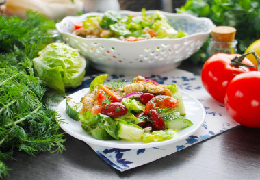 Салат с куриной грудкой и фасолью консервированной