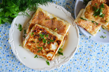 Лаваш с сыром и помидорами на сковороде