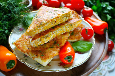 Лаваш с яйцом и сыром на сковороде