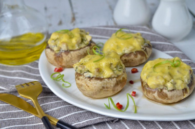 Шампиньоны фаршированные курицей и сыром в духовке