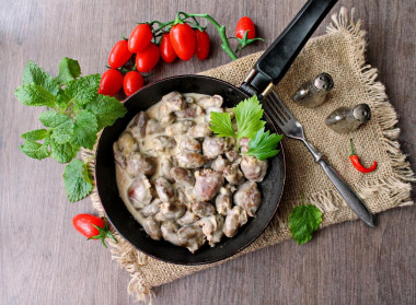 Тушеные куриные сердечки в сметане на сковороде с луком