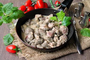 Тушеные куриные сердечки в сметане на сковороде с луком