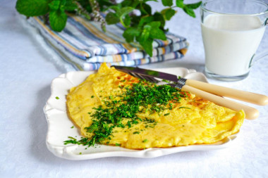 Французский омлет с начинкой из сыра и зеленью