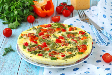 Омлет с овощами сыром и зеленью на сковороде