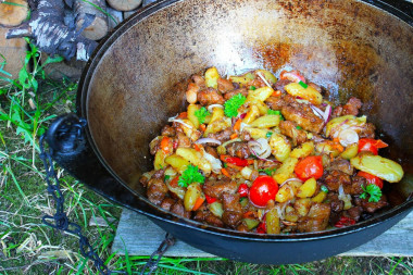 Картошка с мясом на костре в казане