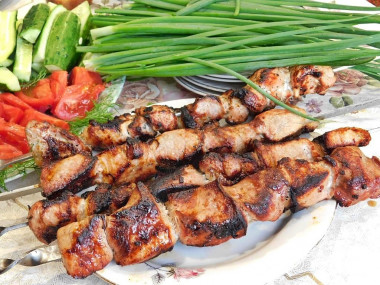 Шашлык в красном вине на мангале