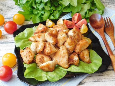Куриное филе кусочками на сковороде