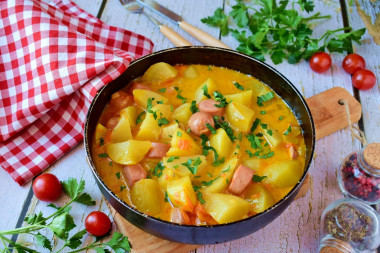 Тушеная картошка с сосисками на сковороде