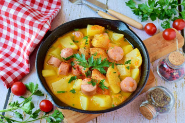 Тушеная картошка с сосисками на сковороде