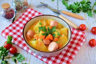 Тушеная картошка с сосисками на сковороде
