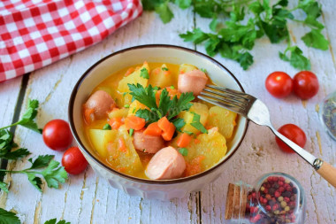 Тушеная картошка с сосисками на сковороде