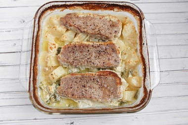 Свинина с картошкой в сметане