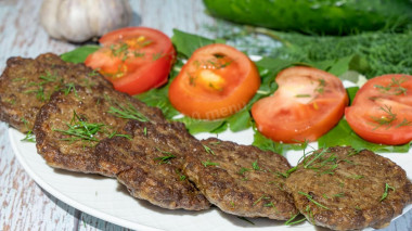 Оладьи из говяжьей печени с луком и рисом со сметаной