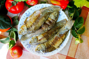 Карась на углях в фольге со сметаной