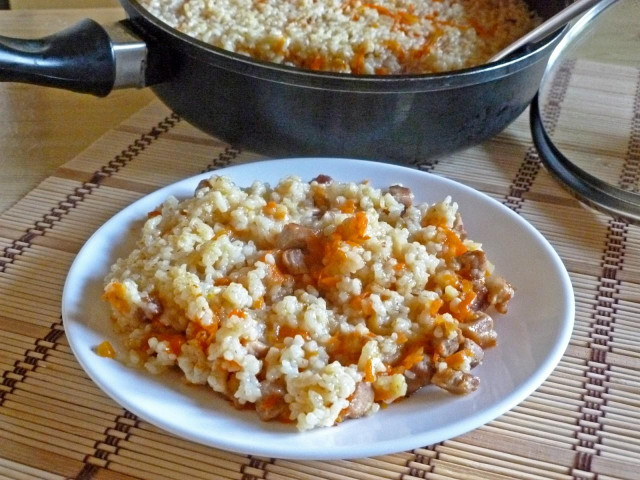 Свиной плов в глубокой сковороде