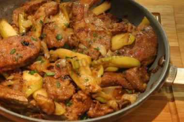 Печень говядины с луком и яблоками