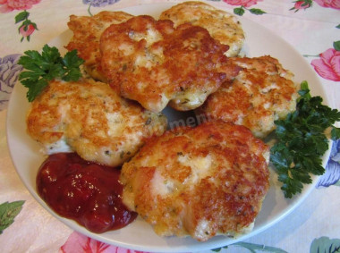 Куриные котлеты с твердым  сыром и чесноком