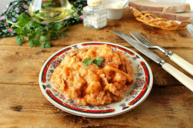 Мясо с подливкой на сковороде