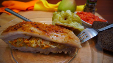 Мясной рулет с квашеной капустой и яблоками