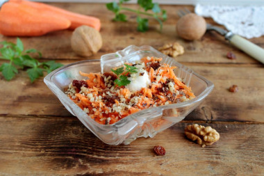 Салат с изюмом и сметаной