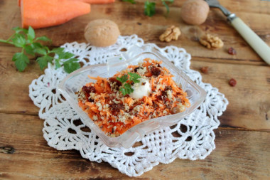 Салат с изюмом и сметаной