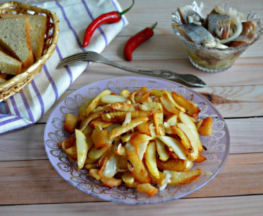Жареная картошка с репчатым луком и шкварками