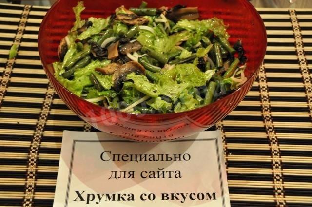 Салат с жареными шампиньонами и стручковой фасолью