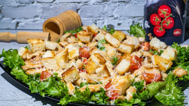 Салат Цезарь с курицей и сухариками под соусом
