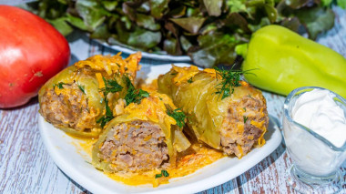 Фаршированный мясным фаршем и рисом болгарский перец