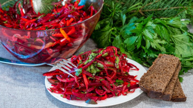 Салат из свеклы и вареной моркови с луком