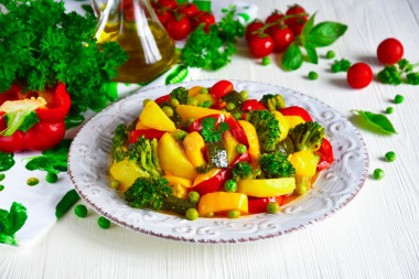 Тушеная картошка с овощами на сковороде