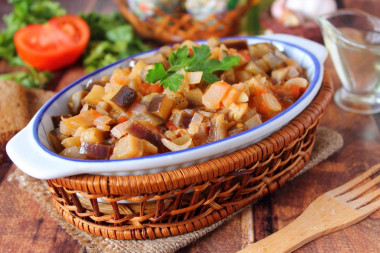 Тушеные баклажаны с помидорами и чесноком