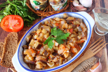 Тушеные баклажаны с помидорами и чесноком