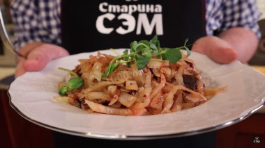 Тушёная капуста с луком и черносливом