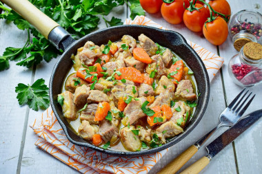 Свинина с луком и морковью на сковороде