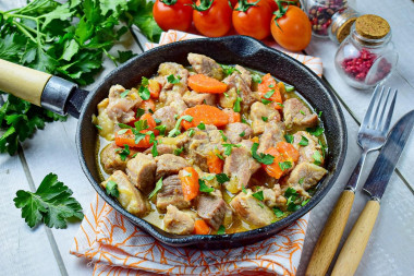 Свинина с луком и морковью на сковороде