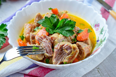 Свинина с луком и морковью на сковороде