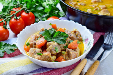 Свинина с луком и морковью на сковороде