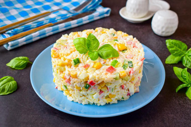 Салат крабовые палочки с рисом и кукурузой