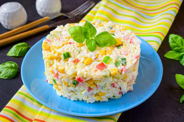 Салат крабовые палочки с рисом и кукурузой