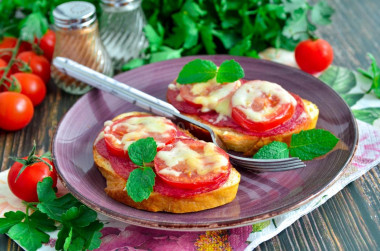 Горячие бутерброды с колбасой сыром и помидорами в духовке