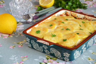 Картошка по-французски с курицей в духовке