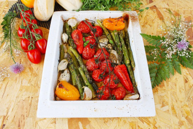 Свежая зеленая спаржа в духовке с овощами