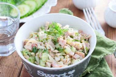 Салат с копченой курицей и свежим огурцом
