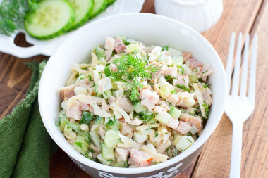 Салат с копченой курицей и свежим огурцом