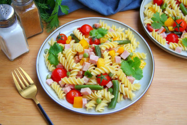 Итальянский салат с макаронами и ветчиной
