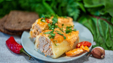 Фаршированный мясом болгарский перец в духовке со сметаной